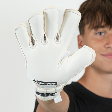 Rękawice 4Keepers Champ Black VI RF2G Junior z płynem do czyszczenia - technologia Super Soft Grip, krój Roll Finger 2nd Gen, elegancka biel