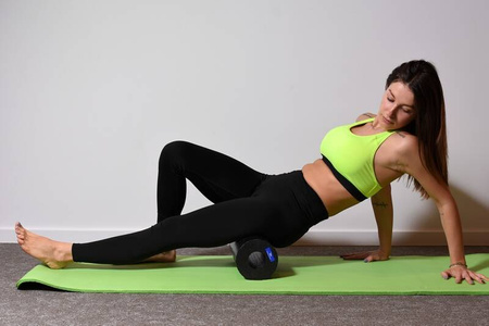 Roller do masażu płaski czarny – wałek EPP do automasażu i regeneracji mięśni