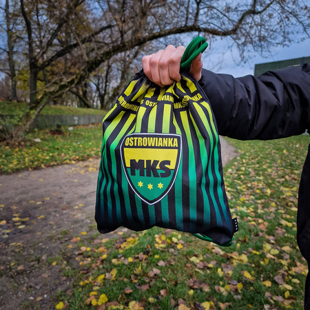 Worek na plecy MKS Ostrowianka z herbem i wzorem w pasy – żółto-zielono-czarny dla kibiców z Ostrowi Mazowieckiej