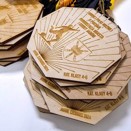 Medal drewniany personalizowany - grawerowany laserowo