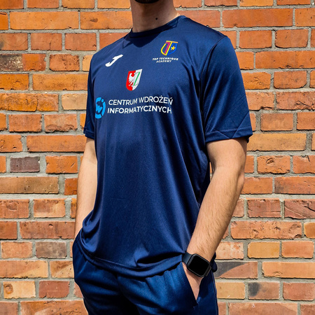 Koszulka meczowa Top Technique Academy granatowa – z przodu herb klubu i miasta oraz logo sponsora, a na plecach duży numer