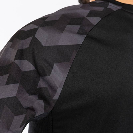 Zestaw bramkarski Joma Zamora VII 102789.100 SET - trzyczęściowy komplet w kolorze czarnym, koszulka z długim rękawem i geometrycznym wzorem, elastyczne szorty, profesjonalne getry