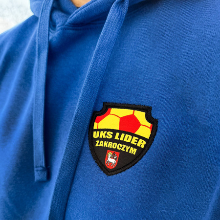 Bluza z kapturem LIDER ZAKROCZYM – bawełniana kangurka z herbem żakardowym i nazwą klubu na plecach, personalizowana dla kibiców