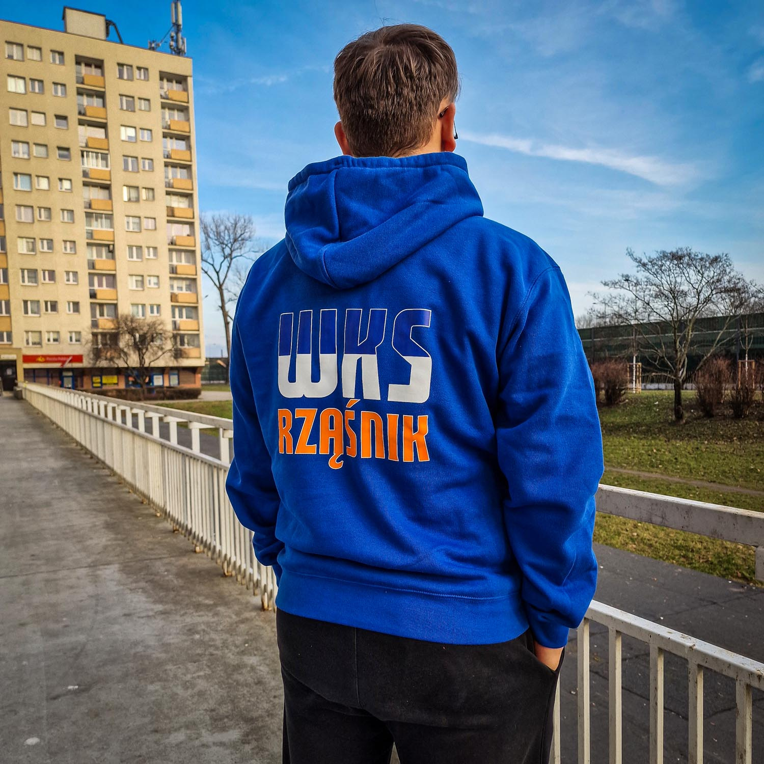 Bluza bawełniana lifestyle kangurka z nadrukami - klamra