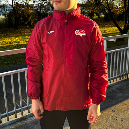 Ortalion JOMA PAF PŁOŃSK czerwony – kurtka przeciwdeszczowa z herbem żakardowym i kapturem dla kibiców i zawodników Płońska