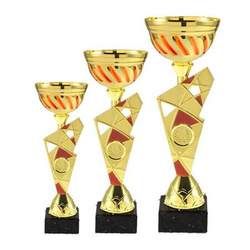 Zestaw pucharów BI BIE.SERIE15 H34 H28 H23 – złote trofea na czarnej kamiennej podstawie