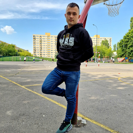 Bluza z kapturem MAKOWSKA AKADEMIA SPORTU czarna – bawełniana kangurka z nadrukiem DTF grafiki klubu, personalizowana