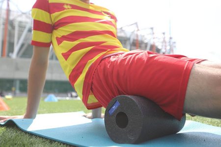 Roller do masażu płaski czarny – wałek EPP do automasażu i regeneracji mięśni