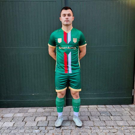 Komplet meczowy AKADEMII MAZUR KARCZEW zielony – zestaw zawiera koszulkę z herbem klubu i miasta, nadrukiem numeru i napisu na plecach oraz spodenki