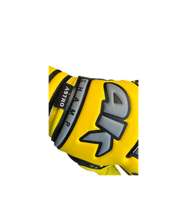 Rękawice 4Keepers Champ Astro VI HB z płynem do czyszczenia - technologia Astro Grip, krój Hybrid Cut, specjalna pianka na sztuczną nawierzchnię