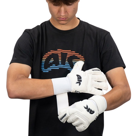 Rękawice 4Keepers Champ Black VII RF2G junior z płynem do czyszczenia - rękawice juniorskie na naturalne boiska