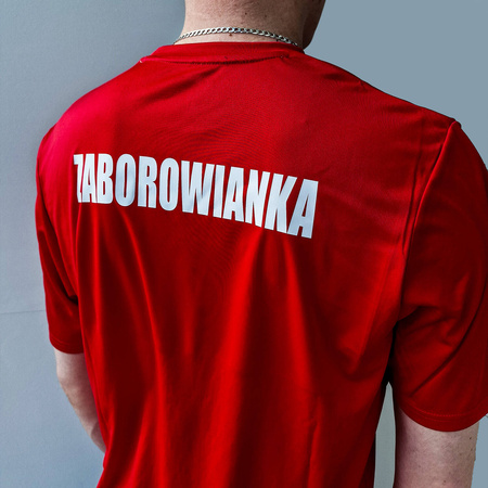 Koszulka treningowa ZABOROWIANKA czerwona – z herbem na piersi i nazwą klubu na plecach dla kibiców i zawodników Zaborowa