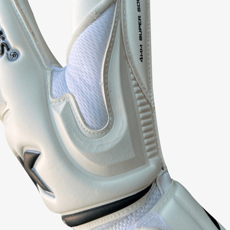 Rękawice 4Keepers Champ Black VI RF2G Junior z płynem do czyszczenia - technologia Super Soft Grip, krój Roll Finger 2nd Gen, elegancka biel