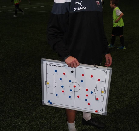 Tablica taktyczna YAKIMA 45x60 cm z magnesami 100074 – mobilne narzędzie do planowania taktyki i formacji