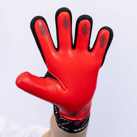Rękawice 4KEEPERS NEO VIPER NC Junior z płynem do czyszczenia - technologia SUPER SOFT GRIP i nowoczesna czerwono-czarna kolorystyka