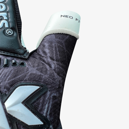 Rękawice 4KEEPERS NEO ELEGANT NC Junior z płynem do czyszczenia - technologia GIGA GRIP i elegancka czarna kolorystyka z białymi akcentami