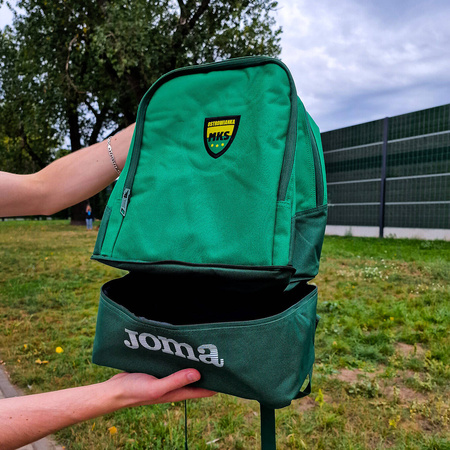 Plecak Joma MKS Ostrowianka z wszytym herbem i nadrukiem – zielony plecak dla kibiców z Ostrowi Mazowieckiej