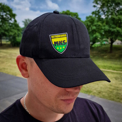 Czapka Joma MKS Ostrowianka czarna z herbem – personalizowana odzież dla kibiców z Ostrowi Mazowieckiej
