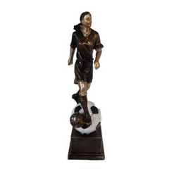 Statuetka piłkarska PC 66506 H23 zawodnik z piłką 23 cm