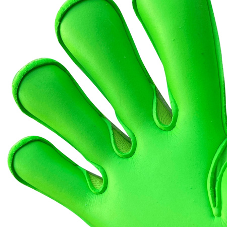 Rękawice 4Keepers Champ Colour Green VII RF2G junior z płynem do czyszczenia rękawic - wyróżniające się rękawice bramkarskie w rozmiarach juniorskich