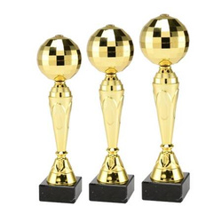 Zestaw pucharów BI ET.440 H31 H29 H27 – złote trofea sportowe na podium