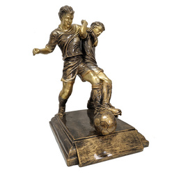 Statuetka piłkarska PC 20301 H40 – prestiżowe trofeum sportowe, figurka dwóch piłkarzy w walce o piłkę, 40 cm