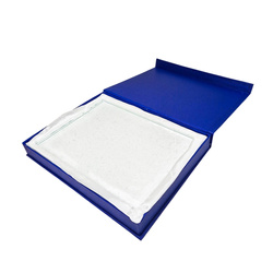 Szkło BI CR.006 180x240 z personalizacją + etui niebieskie – elegancka tabliczka szklana na wyróżnienia