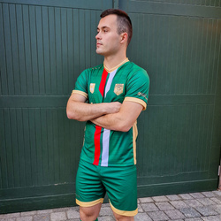 Komplet meczowy AKADEMII MAZUR KARCZEW zielony – zestaw zawiera koszulkę z herbem klubu i miasta, nadrukiem numeru i napisu na plecach oraz spodenki